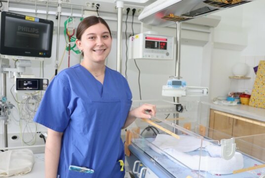 Lara Felix ist ausgebildete Gesundheits- und Kinderkrankenpflegerin und auf der Kinderintensivstation im Solinger Klinikum im Einsatz. (Foto: © Bastian Glumm)