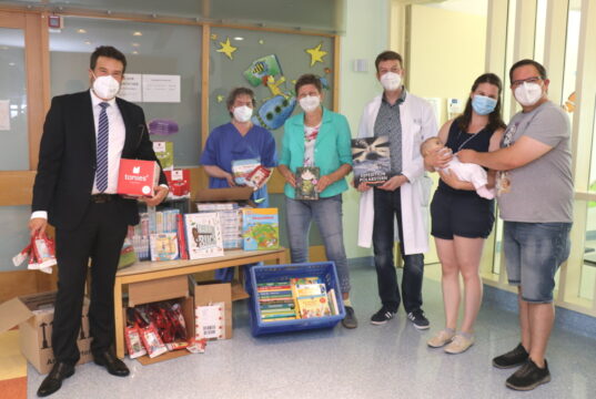 Freuen sich über "Tonieboxen" und mehr: v.li. Aufsichtsratsvorsitzender Kai Sturmfels, Annett Chudzinski (Leitung Kinderintensiv), Oberärztin Dr. Jutta Adler und Chefarzt Dr. Sven Propson. Rechts die stolzen Eltern Juliane Gerke und Sven Schuhen mit Töchterchen Ronja. (Foto: © Bastian Glumm)