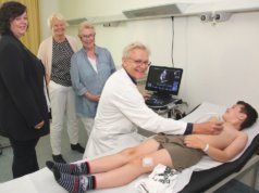Chefarzt Dr. Volker Soditt demonstriert das neue Gerät bei einer Untersuchung des neunjährigen Noah aus Leverkusen. Ihm über die Schultern schauen: v.li.n.re. Klinikum-Geschäftsführerin Barbara Matthies, Vorsitzende der Kinderherzhilfe Langenfeld Claire Günzel und Vorstandsmitglied Kinderherzhilfe Margarete Bannert. (Foto: © Bastian Glumm)