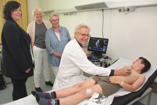 Chefarzt Dr. Volker Soditt demonstriert das neue Gerät bei einer Untersuchung des neunjährigen Noah aus Leverkusen. Ihm über die Schultern schauen: v.li.n.re. Klinikum-Geschäftsführerin Barbara Matthies, Vorsitzende der Kinderherzhilfe Langenfeld Claire Günzel und Vorstandsmitglied Kinderherzhilfe Margarete Bannert. (Foto: © Bastian Glumm)