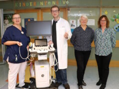 Freuen sich über das neue hochmoderne Ultraschallgerät: v.li. Antje Feith (Gruppenleitung Station E71), Dr. Sven Propson (Chefarzt Kinderklinik Klinikum Solingen) und Margarete Bannert mit Anke Kochems-Twardokus von der Langenfelder Kinderherzhilfe. (Foto: © Bastian Glumm)