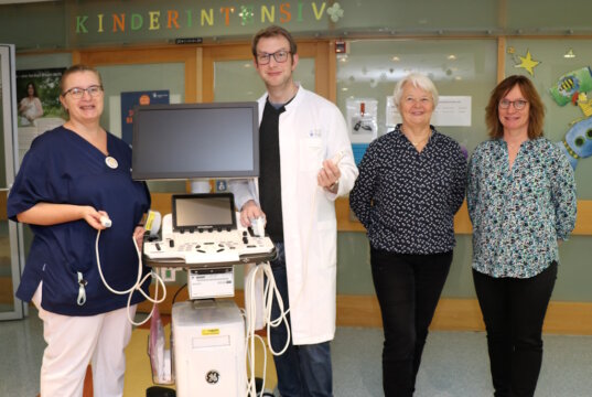 Freuen sich über das neue hochmoderne Ultraschallgerät: v.li. Antje Feith (Gruppenleitung Station E71), Dr. Sven Propson (Chefarzt Kinderklinik Klinikum Solingen) und Margarete Bannert mit Anke Kochems-Twardokus von der Langenfelder Kinderherzhilfe. (Foto: © Bastian Glumm)