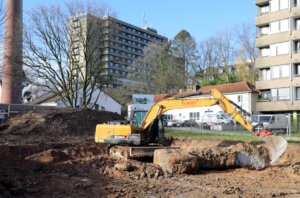 Noch ist nicht viel zu sehen, aber bereits im kommenden Sommer soll die neue Kita am Klinikum ihre Pforten öffnen. (Foto: © Bastian Glumm)