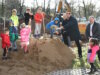 Oberbürgermeister Tim Kurzbach griff am Dienstag zum Spaten und vollzog den symbolischen ersten Spatenstich der neuen Kita am Klinikum. Unterstützt wurde er dabei von Kindern der benachbarten Kita Lucasstraße sowie von SEG-Chef Carsten Zimmermann (re.) und Andreas Budde. (Foto: © Bastian Glumm)