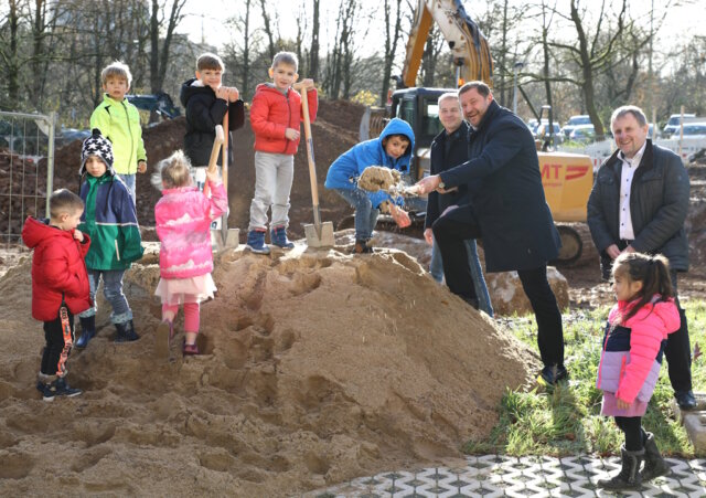 Oberbürgermeister Tim Kurzbach griff am Dienstag zum Spaten und vollzog den symbolischen ersten Spatenstich der neuen Kita am Klinikum. Unterstützt wurde er dabei von Kindern der benachbarten Kita Lucasstraße sowie von SEG-Chef Carsten Zimmermann (re.) und Andreas Budde. (Foto: © Bastian Glumm)