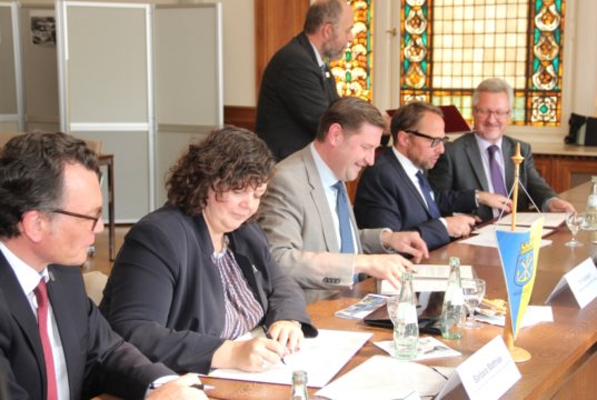 Unterzeichneten am Mittwoch eine Absichtserklärung zur Zusammenarbeit: v.li. Prof. Dr. Thomas Standl und Barbara Matthies von der Geschäftsführung des Klinikums Solingen, Solingens Oberbürgermeister Tim Kurzbach, Leverkusens Oberbürgermeister Uwe Richrath und Hans-Peter Zimmermann, Geschäftsführer des Klinikums Leverkusen. Stehend dahinter: Solingens Ordnungsdezernent Jan Welzel. (Foto: © Bastian Glumm)