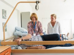 Trainerin Christiane Fauerbach (Bildmitte) vermittelt Grundtechniken der Pflege. (Foto: © S. Kayaalp / Klinikum Solingen)Trainerin Christiane Fauerbach (Bildmitte) vermittelt Grundtechniken der Pflege. (Foto: © S. Kayaalp / Klinikum Solingen)