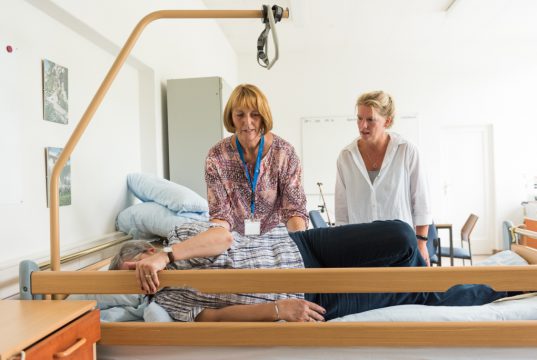 Trainerin Christiane Fauerbach (Bildmitte) vermittelt Grundtechniken der Pflege. (Foto: © S. Kayaalp / Klinikum Solingen)Trainerin Christiane Fauerbach (Bildmitte) vermittelt Grundtechniken der Pflege. (Foto: © S. Kayaalp / Klinikum Solingen)