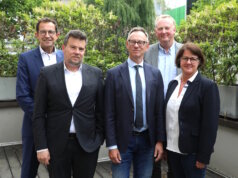 Klinikum Solingen warnt vor GKV-Spargesetz: „Der Baum brennt“ Die Leitung des Städtischen Klinikums Solingen äußert deutliche Kritik am geplanten GKV-Spargesetz. V. l.: Carsten Becker (Aufsichtsratsvorsitzender), Kai Sturmfels (Kaufmännischer Direktor), Prof. Dr. Boris Pfaffenbach (Ärztlicher Direktor), Prof. Dr. Martin Eversmeyer (Geschäftsführer) und Heike Zinn (Pflegedirektorin). (Foto: © Bastian Glumm)