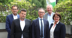 Klinikum Solingen warnt vor GKV-Spargesetz: „Der Baum brennt“ Die Leitung des Städtischen Klinikums Solingen äußert deutliche Kritik am geplanten GKV-Spargesetz. V. l.: Carsten Becker (Aufsichtsratsvorsitzender), Kai Sturmfels (Kaufmännischer Direktor), Prof. Dr. Boris Pfaffenbach (Ärztlicher Direktor), Prof. Dr. Martin Eversmeyer (Geschäftsführer) und Heike Zinn (Pflegedirektorin). (Foto: © Bastian Glumm)