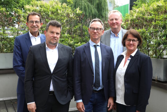 Die Leitung des Städtischen Klinikums Solingen äußert deutliche Kritik am geplanten GKV-Spargesetz. V. l.: Carsten Becker (Aufsichtsratsvorsitzender), Kai Sturmfels (Kaufmännischer Direktor), Prof. Dr. Boris Pfaffenbach (Ärztlicher Direktor), Prof. Dr. Martin Eversmeyer (Geschäftsführer) und Heike Zinn (Pflegedirektorin). (Foto: © Bastian Glumm)