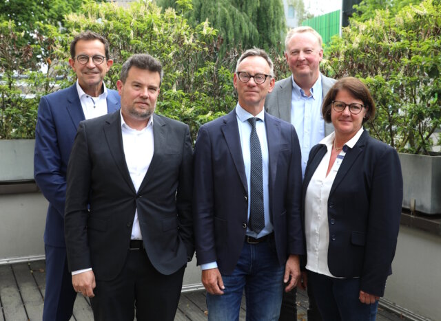Die Leitung des Städtischen Klinikums Solingen äußert deutliche Kritik am geplanten GKV-Spargesetz. V. l.: Carsten Becker (Aufsichtsratsvorsitzender), Kai Sturmfels (Kaufmännischer Direktor), Prof. Dr. Boris Pfaffenbach (Ärztlicher Direktor), Prof. Dr. Martin Eversmeyer (Geschäftsführer) und Heike Zinn (Pflegedirektorin). (Foto: © Bastian Glumm)