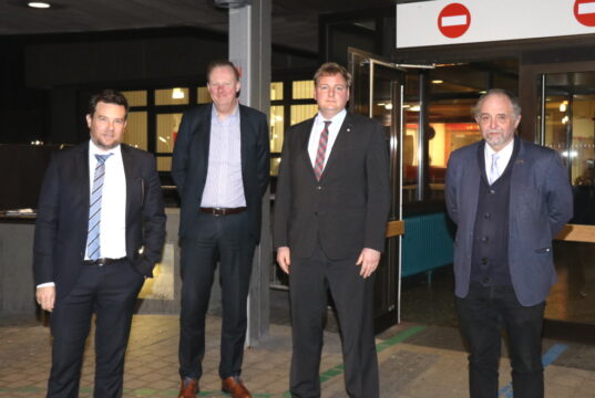 Wollen enger kooperieren: v.li. Klinikum-Aufsichtsratvorsitzender Kai Sturmfels, Klinikum-Geschäftsführer Martin Eversmeyer, Kplus-Geschäftsführer Andreas Degelmann und Beigeordneter Jan Welzel. (Foto: © Bastian Glumm)