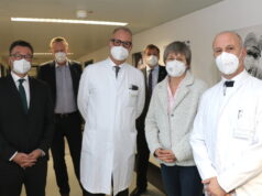 Freue sich über den Erreichten Meilenstein: v.li. Die beiden Klinikum-Geschäftsführer Prof. Dr. Thomas Standl und Dr. Martin Eversmeyer, Prof. Dr. Andreas Sesterhenn (Chefarzt HNO Klinikum), Andreas Degelmann (Geschäftsführer Kplus Gruppe), Dr. Wilma Haeske (Koordinatorin Krebszentrum Klinikum) und PD Dr. Markus Martini (Chefarzt MKG Lukas Klinik). (Foto: © Bastian Glumm)