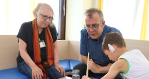 Klinikum-Patientenfürsprecherin Birgit Correns und Künstler Carsten Wecke malen emeinsam mit einem jungen Patienten ein Bild. (Foto: © Bastian Glumm)