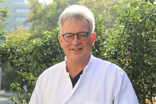 Dr. Robert Manfred Hilscher hat zum 1. Oktober 2022 als Chefarzt die Leitung der Klinik für Frauenheilkunde und Geburtshilfe am Klinikum Solingen übernommen. (Foto: © Bastian Glumm)