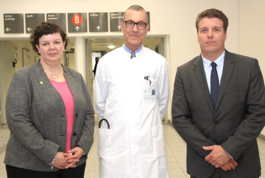 Hat seinen ersten Tag als neuer Chefarzt der Klinik für Allgemein- und Viszeralchirurgie im Klinikum Solingen zwar erst am Montag, wurde aber von Klinikum-Chefin Barbara Matthies und dem Medizinischen Direktor des Klinikums, Dr. Ralf Buhl (re.), heute schon durch das Haus geführt: Prof. Dr. Wolfgang Schwenk (mi.). (Foto: © B. Glumm)