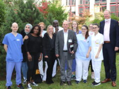 Diese jungen Frauen und Männer kamen am Montag stellvertretend für all die neuen Mitarbeiterinnen und Mitarbeiter des Solinger Klinikums zum Fototermin. Mittendrin: Pflegedirektor Dieter Ohmstedt. Rechts: Dr. Martin Eversmeyer, kaufmännischer Geschäftsführer des Klinikums. (Foto: © Bastian Glumm)