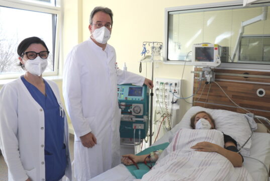 Dr. Michael Schmitz ist Departmentleiter Nephrologie in der Medizinischen Klinik III am Klinikum. Am 10. März ist Weltnierentag, weshalb er noch einmal deutlich auf die Nierengesundheit hinweist. Li.: Nahomi Elkaz in der Dialyse des Klinikums. (Foto: © Bastian Glumm)