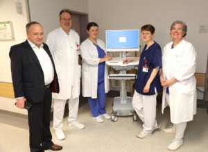 Auf Station B21 im Klinikum Solingen: v.li. Markus Winkler, Priv.-Doz. Dr. Michael Schmitz, Dolores Draser, Sarah Wünsche und Nicole Backes. (Foto: © Bastian Glumm)