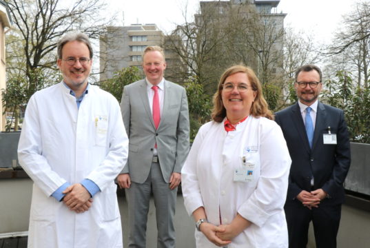 Stellten jetzt die Reorganisation der Medizinischen Klinik III im Klinikum Solingen vor: v.li. PD Dr. Michael Schmitz, Departmentleiter Nephrologie, Dr. Martin Eversmeyer, Kaufmännischer Geschäftsführer des Klinikums, Nicole Pfeifer, neue Chefärztin der Klinik für Geriatrie, Nephrologie und Allgemeine Innere Medizin und Prof. Dr. Thomas Standl, Medizinischer Geschäftsführer. (Foto: © Bastian Glumm)