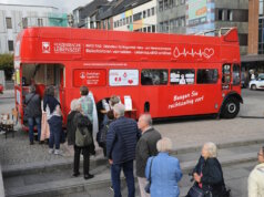 Spezialisten der Klinik für Neurologie am Städtischen Klinikum Solingen machen mit dem markanten Doppeldecker-Schlaganfall-Infobus Station auf dem Neumarkt in Solingen. (Foto: © Bastian Glumm)