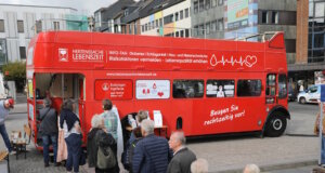 Spezialisten der Klinik für Neurologie am Städtischen Klinikum Solingen machen mit dem markanten Doppeldecker-Schlaganfall-Infobus Station auf dem Neumarkt in Solingen. (Foto: © Bastian Glumm)