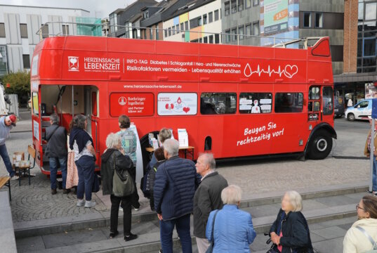 Spezialisten der Klinik für Neurologie am Städtischen Klinikum Solingen machen mit dem markanten Doppeldecker-Schlaganfall-Infobus Station auf dem Neumarkt in Solingen. (Foto: © Bastian Glumm)