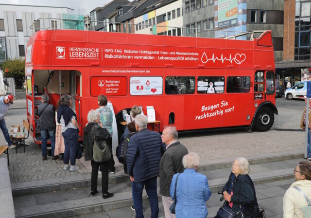 Spezialisten der Klinik für Neurologie am Städtischen Klinikum Solingen machen mit dem markanten Doppeldecker-Schlaganfall-Infobus Station auf dem Neumarkt in Solingen. (Foto: © Bastian Glumm)