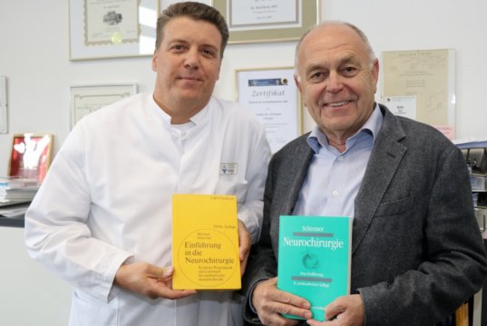 Freuen sich auf das Symposium am kommenden Samstag im Klingenmuseum: Privatdozent Dr. Ralf Buhl (li.). Chefarzt der Neurochirurgie am Klinikum Solingen, und sein Vorgänger Prof. Dr. Michael Schirmer. (Foto: © Bastian Glumm)