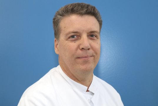 Privatdozent Dr. Ralf Buhl ist Chefarzt der Neurochirurgie am Klinikum Solingen. (Foto: © Bastian Glumm)