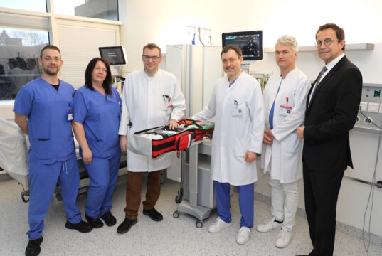 Sind stolz auf die Zertifizierung der Stroke Unit im Klinikum Solingen: v.li. Marc Formella, Rafaela Katrin Spies (beide Stroke Unit), Hendrik Scharpenack (Oberarzt Neurologie), Prof. Dr. Marcel Dihné (Chefarzt Neurologie), Dr, Hannes Nordmeyer (Chefarzt Neuroradiologie) und Carsten Becker (Aufsichtsratvorsitzender Klinikum). (Foto: © Bastian Glumm)