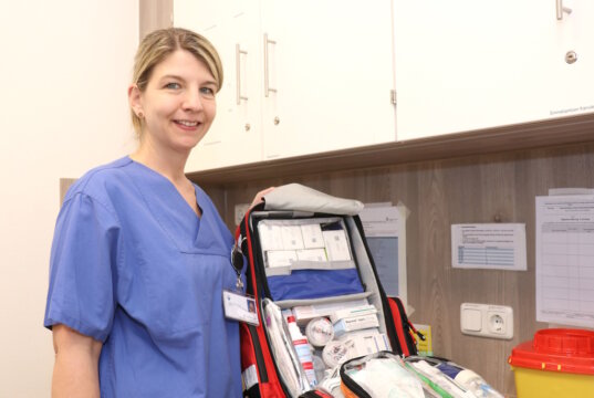 Gesundheits- und Krankenpflegerin Katrin Ortmann ist als ausgebildete Strokerin auf der Spezialstation für Schlaganfall-Betroffene im Einsatz. (Foto: © Bastian Glumm)
