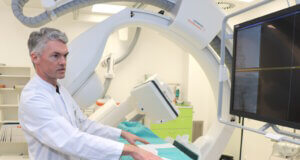 Dr. Hannes Nordmeyer ist Chefarzt der Neuroradiologie im Klinikum Solingen. (Foto: © Bastian Glumm)