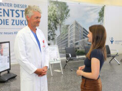 Endlich Stille: Wie das Klinikum einer Tinnitus-Patientin helfen konnte Chefarzt PD Dr. Hannes Nordmeyer im Gespräch mit der 32-jährigen Patientin aus Augsburg, die am Städtischen Klinikum Solingen erfolgreich wegen ihres pulsatilen Tinnitus behandelt wurde. (Foto: © Bastian Glumm)