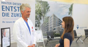 Endlich Stille: Wie das Klinikum einer Tinnitus-Patientin helfen konnte Chefarzt PD Dr. Hannes Nordmeyer im Gespräch mit der 32-jährigen Patientin aus Augsburg, die am Städtischen Klinikum Solingen erfolgreich wegen ihres pulsatilen Tinnitus behandelt wurde. (Foto: © Bastian Glumm)
