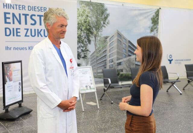 Chefarzt PD Dr. Hannes Nordmeyer im Gespräch mit der 32-jährigen Patientin aus Augsburg, die am Städtischen Klinikum Solingen erfolgreich wegen ihres pulsatilen Tinnitus behandelt wurde. (Foto: © Bastian Glumm)