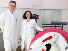 Dr. Sebastian Hentsch, Chefarzt der Klinik für Frauenheilkunde und Geburtshilfe am Klinikum Solingen, mit Oberärztin Dr. Melanie Benthin. (Foto: © Bastian Glumm)