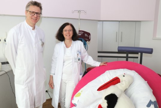 Dr. Sebastian Hentsch, Chefarzt der Klinik für Frauenheilkunde und Geburtshilfe am Klinikum Solingen, mit Oberärztin Dr. Melanie Benthin. (Foto: © Bastian Glumm)