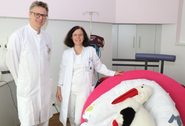Dr. Sebastian Hentsch, Chefarzt der Klinik für Frauenheilkunde und Geburtshilfe am Klinikum Solingen, mit Oberärztin Dr. Melanie Benthin. (Foto: © Bastian Glumm)