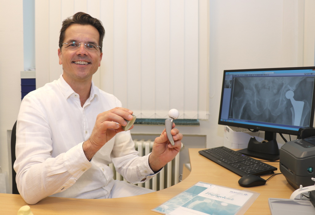 Dr. Oliver Voß ist Oberarzt der Klinik für Unfallchirurgie, Orthopädie und Handchirurgie am Klinikum Solingen und Leiter des Endoprothetikzentrums. (Foto: © Bastian Glumm)