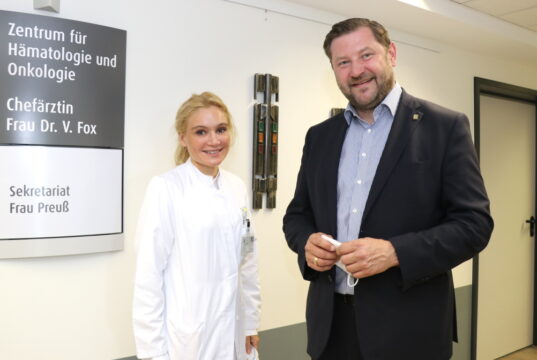 Die neue Onkologische Ambulanz im Klinikum wurde jetzt feierlich eingeweiht. Chefärztin Dr. Viola Fox begrüßte im Rahmen dessen Oberbürgermeister Tim Kurzbach. (Foto: © Bastian Glumm)