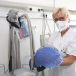 In der Onkologischen Ambulanz werden beispielsweise Kühlhauben eingesetzt, die den Haarausfall bei einer Chemotherapie eindämmen sollen. (Foto: © Bastian Glumm)