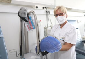 In der Onkologischen Ambulanz werden beispielsweise Kühlhauben eingesetzt, die den Haarausfall bei einer Chemotherapie eindämmen sollen. (Foto: © Bastian Glumm)