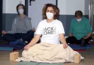 Mit großer Begeisterung dabei: Teilnehmer des Yoga-Kurses im Solinger Klinikum. (Foto: © Bastian Glumm)