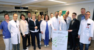 Zertifizierung für onkologische Spitzenversorgung am Klinikum Solingen Gratulation an das interdisziplinäre Team des Onkologischen Zentrums im Klinikum Solingen: Oberbürgermeister Daniel Flemm und die Klinikleitung überreichte das DKG-Zertifikat an die Zentrumsleiter der einzelnen Organzentren. (Foto: © Bastian Glumm)