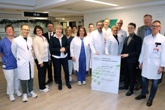 Gratulation an das interdisziplinäre Team des Onkologischen Zentrums im Klinikum Solingen: Oberbürgermeister Daniel Flemm und die Klinikleitung überreichte das DKG-Zertifikat an die Zentrumsleiter der einzelnen Organzentren. (Foto: © Bastian Glumm)