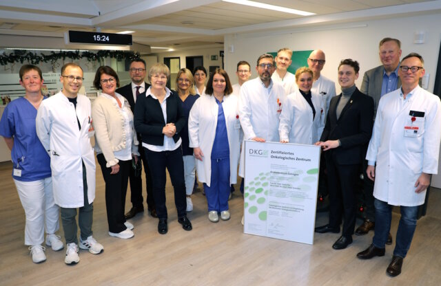 klinikum-onkologisches-zentrum-zertifizierung-dezember-2025 Gratulation an das interdisziplinäre Team des Onkologischen Zentrums im Klinikum Solingen: Oberbürgermeister Daniel Flemm und die Klinikleitung überreichte das DKG-Zertifikat an die Zentrumsleiter der einzelnen Organzentren. (Foto: © Bastian Glumm)