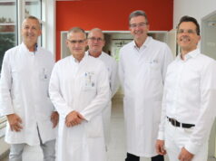 Das Team des Endoprothetikzentrums am Klinikum Solingen: v.li. Dr. Thomas Fröhlich, Prof. Dr. Sascha Flohé, Dr. Norbert Gärtig, Dr. Henning Quitmann und Dr. Oliver Voß. (Foto: © Bastian Glumm)