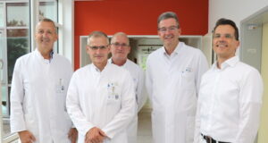 Das Team des Endoprothetikzentrums am Klinikum Solingen: v.li. Dr. Thomas Fröhlich, Prof. Dr. Sascha Flohé, Dr. Norbert Gärtig, Dr. Henning Quitmann und Dr. Oliver Voß. (Foto: © Bastian Glumm)